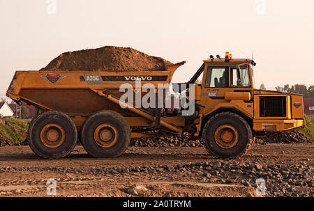 Umea, Svezia - 28 agosto 2019: grande giallo macchina di lavoro terreno di trasporto per lavori stradali Foto Stock