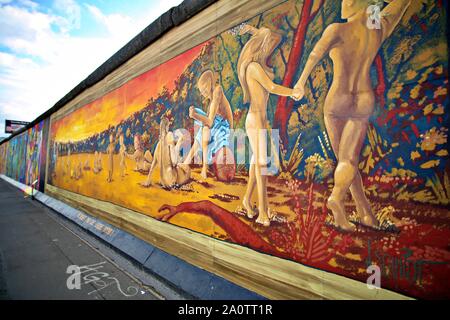 Berlino, Germania - 15 settembre: muro di Berlino graffiti visto il Sabato, Settembre 21, 2019 Berlino, Galleria sul lato orientale del Muro di Berlino in famoso memoriale. Foto Stock