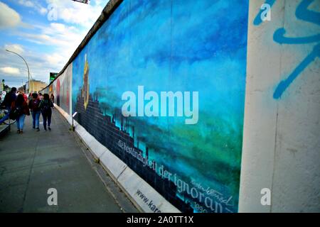 Berlino, Germania - 15 settembre: muro di Berlino graffiti visto il Sabato, Settembre 21, 2019 Berlino, Galleria sul lato orientale del Muro di Berlino in famoso memoriale. Foto Stock