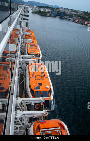 Queen Mary 2's le imbarcazioni di salvataggio in alto sul lato del mazzo 8, al di sopra della normale altezza di proteggerli da enormi onde atlantico Foto Stock