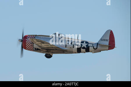 Duxford, Cambridgeshire, Regno Unito. Il 21 settembre 2019. 1940's themed weekend del volo a IWM Duxford con gli storici WW2 velivoli e un ammassato volo di 15 Spitfires, che commemora il cinquantesimo anniversario del film 'Battaglia di Gran Bretagna'. Immagine: Demo da Repubblica P-47D Thunderbolt. Credito: Malcolm Park/Alamy Live News. Foto Stock