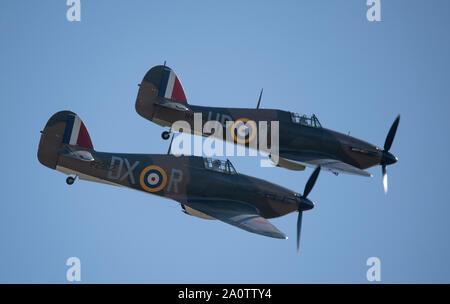 Duxford, Cambridgeshire, Regno Unito. Il 21 settembre 2019. 1940's themed weekend del volo a IWM Duxford con gli storici WW2 velivoli e un ammassato volo di 15 Spitfires, che commemora il cinquantesimo anniversario del film 'Battaglia di Gran Bretagna'. Immagine: Hawker Hurricanes in stretta formazione. Credito: Malcolm Park/Alamy Live News. Foto Stock