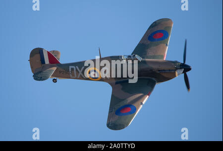 Duxford, Cambridgeshire, Regno Unito. Il 21 settembre 2019. 1940's themed weekend del volo a IWM Duxford con gli storici WW2 velivoli e un ammassato volo di 15 Spitfires, che commemora il cinquantesimo anniversario del film 'Battaglia di Gran Bretagna'. Immagine: RAF Hawker Hurricane flypast. Credito: Malcolm Park/Alamy Live News. Foto Stock