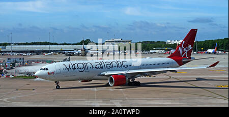 Virgin Atlantic Strawberry Fields Airbus A330-200 taxi-ing dal grembiule a Manchester Ringway Airport, Lancashire, Inghilterra, Regno Unito Foto Stock