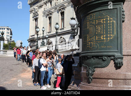 Parigi, Francia. Xxi Sep, 2019. La gente in attesa in una coda per visitare il Paris Opera Theater durante le Giornate Europee del Patrimonio a Parigi, Francia, Sett. 21, 2019. Patrimonio storico sono i siti aperti al pubblico questo weekend in Francia per contrassegnare il patrimonio europeo Giorni, che si terrà nel mese di settembre di ogni anno. Il patrimonio europeo giorni sono i più ampiamente celebrati partecipativa evento culturale condivisa dai cittadini d'Europa. Credito: Gao Jing/Xinhua/Alamy Live News Foto Stock