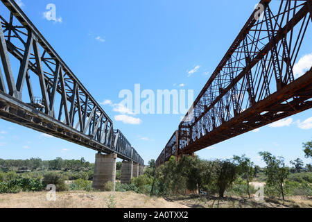 Burdekin River Rail Bridge è un patrimonio-elencati ex ponte ferroviario sul grande ferrovia settentrionale oltre il Fiume Burdekin a Macrossan, nei pressi di carta Foto Stock