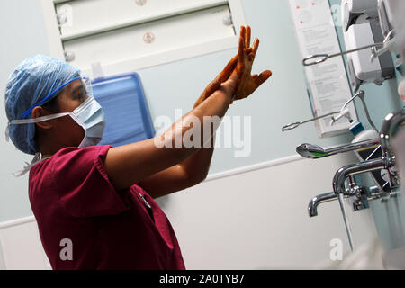 Viste generali del personale ospedaliero che va circa il loro lavoro presso il Royal Sussex County Hospital di Brighton, East Sussex, Regno Unito. Foto Stock