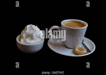 Caffè e crema chantilly in uno sfondo nero Foto Stock