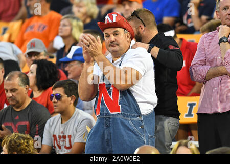 Champagne, Illinois, Stati Uniti d'America. Xxi Sep, 2019. Ventola Cornhusker il tifo per il suo team durante il team warmups presso il NCAA Football gioco tra l'Illinois vs Nebraska presso il Memorial Stadium di champagne, Illinois. Dean Reid/CSM/Alamy Live News Foto Stock