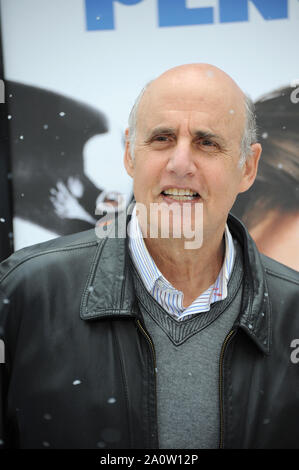 LOS ANGELES, CA. Giugno 12, 2011: Jeffrey Tambor presso il Los Angeles premiere del suo nuovo film 'Mr. Popper pinguini a Grauman's Chinese Theater di Hollywood. © 2011 Paul Smith / Featureflash Foto Stock