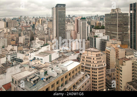 Il centro di São Paulo vista dal ponte di visualizzazione del Farol Santander edificio in São Paulo, Brasile. Foto Stock