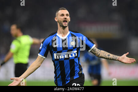 Milano, Italia. Xxi Sep, 2019. Inter Marcelo Brozovic celebra il suo obiettivo nel corso di una serie di una partita di calcio tra AC Milan e Inter Milan Milano Italia, Sett. 21, 2019. Credito: Alberto Lingria/Xinhua/Alamy Live News Foto Stock