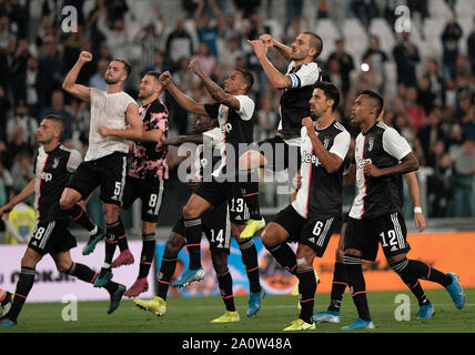Torino, Italia. Xxi Sep, 2019. La Juventus' i giocatori appassionati di saluto dopo una serie di una partita di calcio tra Juventus e Verona a Torino, Italia, Sett. 21, 2019. La Juventus ha vinto la partita 2-1. Credito: Augusto Casasoli/Xinhua/Alamy Live News Foto Stock