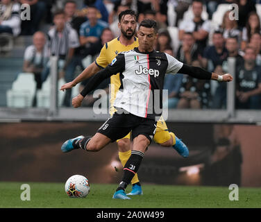 Torino, Italia. Xxi Sep, 2019. La Juventus' Cristiano Ronaldo compete nel corso di una serie di una partita di calcio tra Juventus e Verona a Torino, Italia, Sett. 21, 2019. La Juventus ha vinto la partita 2-1. Credito: Augusto Casasoli/Xinhua/Alamy Live News Foto Stock