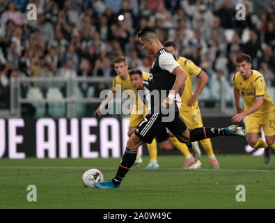 Torino, Italia. Xxi Sep, 2019. La Juventus' Cristiano Ronaldo spara un calcio di rigore nel corso di una serie di una partita di calcio tra Juventus e Verona a Torino, Italia, Sett. 21, 2019. La Juventus ha vinto la partita 2-1. Credito: Augusto Casasoli/Xinhua/Alamy Live News Foto Stock