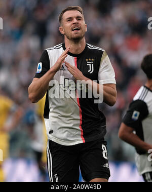 Torino, Italia. Xxi Sep, 2019. La Juventus' Aaron Ramsey celebra dopo il punteggio durante una serie di una partita di calcio tra Juventus e Verona a Torino, Italia, Sett. 21, 2019. La Juventus ha vinto la partita 2-1. Credito: Augusto Casasoli/Xinhua/Alamy Live News Foto Stock