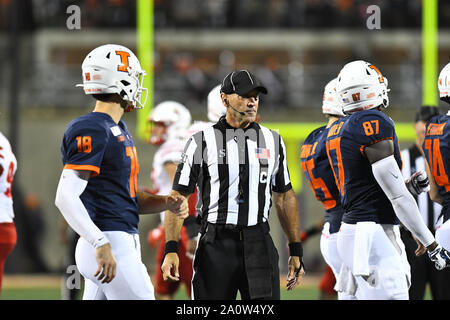 Champagne, Illinois, Stati Uniti d'America. Xxi Sep, 2019. Grande dieci ufficiali in azione durante il NCAA Football gioco tra l'Illinois vs Nebraska presso il Memorial Stadium di champagne, Illinois. Dean Reid/CSM/Alamy Live News Foto Stock