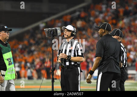 Champagne, Illinois, Stati Uniti d'America. Xxi Sep, 2019. Grande dieci ufficiali la revisione di una chiamata durante il NCAA Football gioco tra l'Illinois vs Nebraska presso il Memorial Stadium di champagne, Illinois. Dean Reid/CSM/Alamy Live News Foto Stock