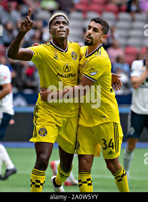 Vancouver, Canada. Xxi Sep, 2019. Columbus Crew's Gyasi Zardes (L) celebra il suo obiettivo con il compagno di squadra Youness Mokhtar durante la MLS di stagione regolare partita di calcio tra Vancouver Whitecaps FC e Columbus Crew FC in Vancouver, Canada, Sett. 21, 2019. Credito: Andrew Soong/Xinhua Foto Stock