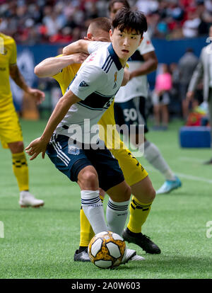 Vancouver, Canada. Xxi Sep, 2019. Vancouver Whitecaps' Hwang In-Beom (anteriore) vies con Columbus Crew di Connor Maloney durante la MLS di stagione regolare partita di calcio tra Vancouver Whitecaps FC e Columbus Crew FC in Vancouver, Canada, Sett. 21, 2019. Credito: Andrew Soong/Xinhua Foto Stock