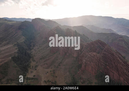 Vista aerea di rocce Jeti-Oguz, uno dei punti di riferimento in Kirghizistan Foto Stock