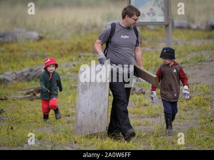 Vancouver, Canada. Xxi Sep, 2019. Volontari raccogliere cucciolate lungo la spiaggia di Iona durante l annuale grande litorale canadese Cleanup evento in Vancouver, Canada, Sett. 21, 2019. Decine di migliaia di persone in tutto il Canada ha partecipato al grande annuale litorale canadese evento di pulitura per pulire quelle marine cucciolate lavato fino dal mare per contrassegnare il mondo giornata di pulitura. Credito: Liang Sen/Xinhua Foto Stock