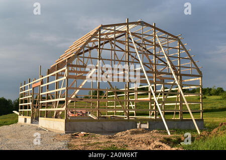 Fienile in costruzione incorniciate e completare parzialmente in una fattoria in una zona rurale Foto Stock