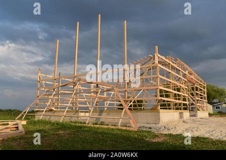 Fienile in costruzione incorniciate e completare parzialmente in una fattoria in una zona rurale Foto Stock