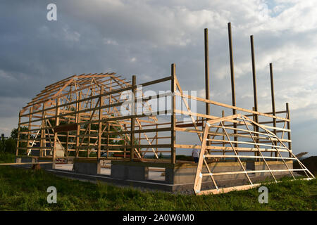 Fienile in costruzione incorniciate e completare parzialmente in una fattoria in una zona rurale Foto Stock