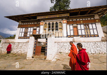 Paro, Bhutan, 01 Nov 2011: i monaci in rosso accappatoi a Rinpung Dzong. Foto Stock