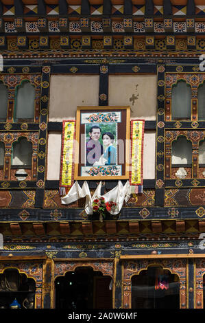 Paro, Bhutan, 01 Nov 2011: Foto del re del Bhutan e sua moglie messo tutto il Bhutan poco dopo il loro matrimonio regale. Foto Stock