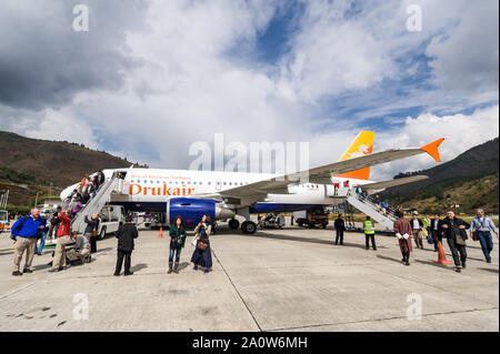 Paro, Bhutan, 01 Nov 2011: DrukAir le compagnie aeree e i turisti a Paro e aeroporto. Foto Stock