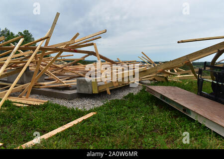 Crollato fienile edificio dopo la tempesta in un mucchio di legname Foto Stock