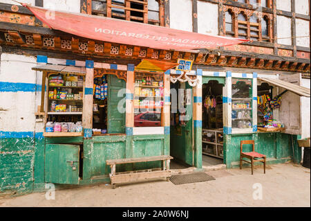 Thimphu, Bhutan, 02 Nov 2011: negozi locali di vendita neccessities quotidiana e prodotti locali. Foto Stock