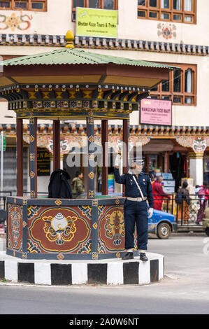 Thimphu, Bhutan, 02 Nov 2011: Main Street con il traffico umano la luce diretta da un poliziotto. Foto Stock