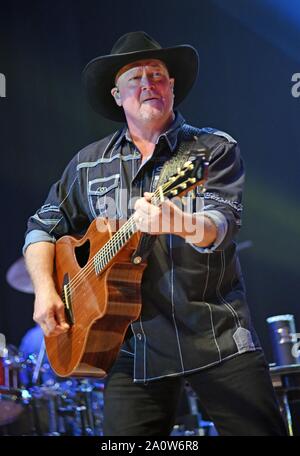 Hiawassee, GA, Stati Uniti d'America. Xxi Sep, 2019. Tracy Lawrence sul palco di Tracy Lawrence in concerto, Georgia Mountain Fairgrounds, Hiawassee, GA, 21 settembre 2019. Credito: Derek Storm/Everett raccolta/Alamy Live News Foto Stock