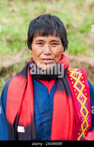 Bumthang, Bhutan, 05 Nov 2011: Ritratto di femmina senior bhutanesi in abiti tradizionali. Foto Stock