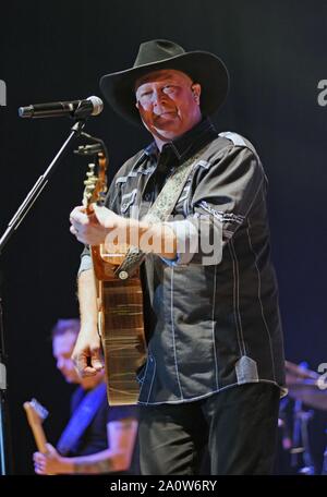 Hiawassee, GA, Stati Uniti d'America. Xxi Sep, 2019. Tracy Lawrence sul palco di Tracy Lawrence in concerto, Georgia Mountain Fairgrounds, Hiawassee, GA, 21 settembre 2019. Credito: Derek Storm/Everett raccolta/Alamy Live News Foto Stock