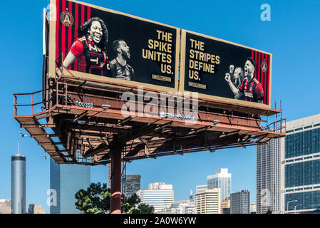Atlanta United FC soccer i cartelloni pubblicitari al di sopra del centro di Atlanta skyline visto dalla Mercedes-Benz Stadium di Atlanta, Georgia. (USA) Foto Stock