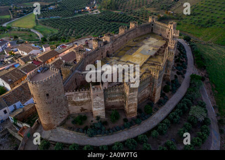 Castillo de Bury Al-Hammam in Banos de la Encina La Mancha provincia Spagna vecchio castello medioevale con 14 torri dal panorama di aria Foto Stock