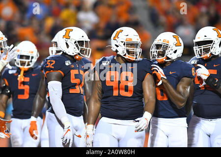 Champagne, Illinois, Stati Uniti d'America. Xxi Sep, 2019. Illinios difensiva linea anteriore in azione durante il NCAA Football gioco tra l'Illinois vs Nebraska presso il Memorial Stadium di champagne, Illinois. Dean Reid/CSM/Alamy Live News Foto Stock