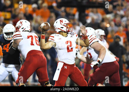 Champagne, Illinois, Stati Uniti d'America. Xxi Sep, 2019. Quarterback Adrian Martinez (2) del Nebraska Cornhuskers in azione durante il NCAA Football gioco tra l'Illinois vs Nebraska presso il Memorial Stadium di champagne, Illinois. Dean Reid/CSM/Alamy Live News Foto Stock