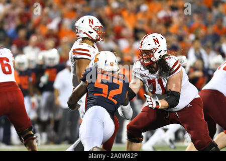 Champagne, Illinois, Stati Uniti d'America. Xxi Sep, 2019. Offensive lineman Matt Farniok (71) del Nebraska Cornhuskers in azione durante il NCAA Football gioco tra l'Illinois vs Nebraska presso il Memorial Stadium di champagne, Illinois. Dean Reid/CSM/Alamy Live News Foto Stock