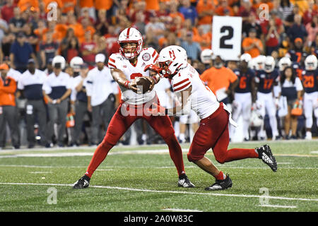 Champagne, Illinois, Stati Uniti d'America. Xxi Sep, 2019. Quarterback Adrian Martinez (2) del Nebraska Cornhuskers in azione durante il NCAA Football gioco tra l'Illinois vs Nebraska presso il Memorial Stadium di champagne, Illinois. Dean Reid/CSM/Alamy Live News Foto Stock