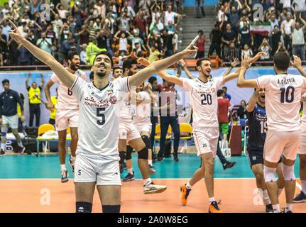 Tehran, Iran. Xxi Sep, 2019. Iran i giocatori di celebrare durante il 2019 Asian volley maschile di finale di campionato match tra Iran e Australia a Tehran, Iran, Sett. 21, 2019. Credito: Ahmad Halabisaz/Xinhua Foto Stock