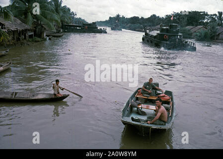 Stati Uniti d'America Vietnam-Krieg / Guerra del Vietnam - ATC Armored Troop Carrier / Tango-Boat Foto Stock