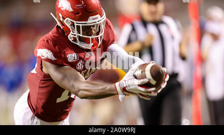 Settembre 21, 2019: Arkansas ricevitore Tyson Morris #19 immersioni con la palla per la zona di estremità. San Jose stato sconfitto Arkansas 31-24 di Fayetteville, AR, Richey Miller/CSM Foto Stock