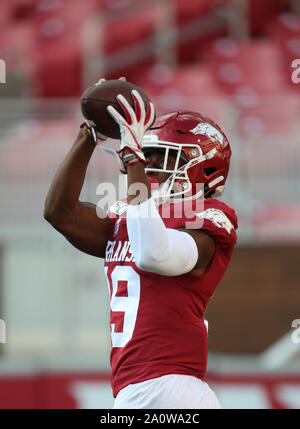 Settembre 21, 2019: Tyson Morris #19 Arkansas ricevitore effettua un fermo sopra la sua testa. San Jose stato sconfitto Arkansas 31-24 di Fayetteville, AR, Richey Miller/CSM Foto Stock