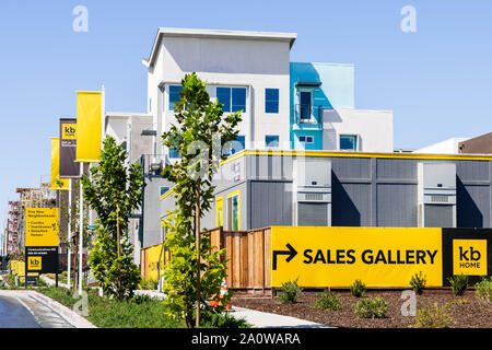 Sep 19, 2019 San Jose / CA / STATI UNITI D'AMERICA - KB Home Residential Development progetto sulla collina di comunicazioni in San Jose, South San Francisco Bay Area; KB Home b Foto Stock