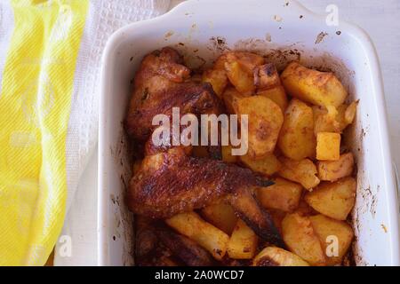 Fritto delizioso ALI DI POLLO PICCANTI con patate arrosto/ Closeup still life fotografia di cibo Foto Stock